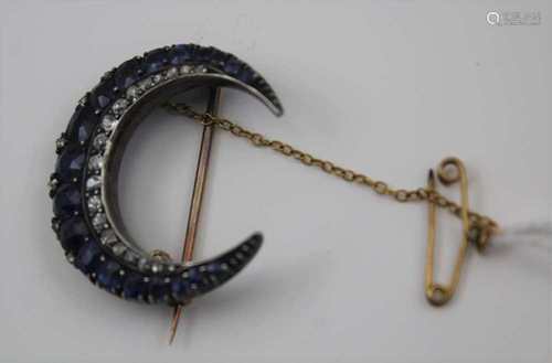 A DIAMOND & SAPPHIRE CRESCENT FORM BROOCH, set nineteen graduated diamonds, fitted safety chain,