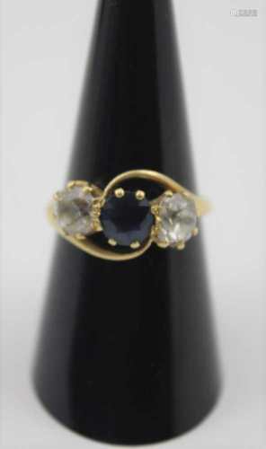 A THREE STONE DIAMOND & SAPPHIRE RING, 18ct gold set, central sapphire flanked by two brilliant