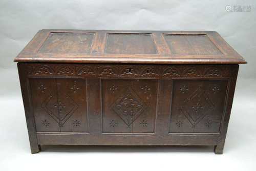 A 19TH CENTURY LARGE SIZED ELM BOX COFFER, having triple plain panelled lift-up lid, opening to