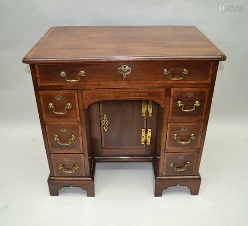 A LATE 19TH CENTURY GEORGIAN DESIGN KNEE-HOLE DESK, with satinwood crossbanded top, over single full