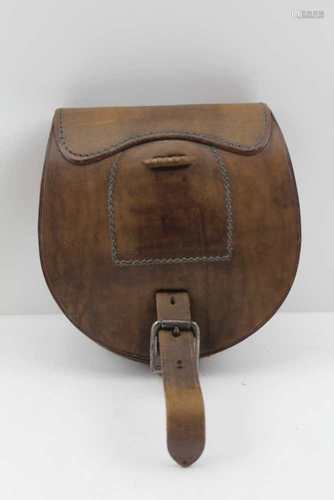 A SECOND WORLD WAR FARRIER'S LEATHER POUCH CONTAINING A HORSE SHOE, stamped 