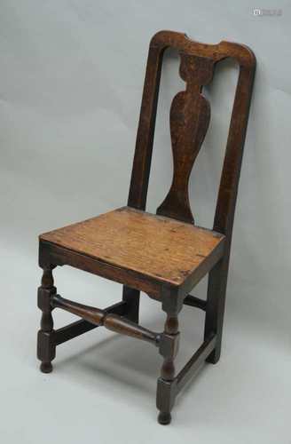 AN EARLY 19TH CENTURY OAK & ELM CHAIR, having vase shaped slat back and solid seat. turned and