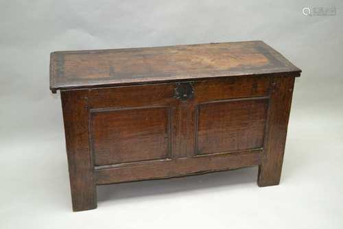 A LATE 18TH / EARLY 19TH CENTURY OAK & ELM BLANKET BOX of typical form and construction, having