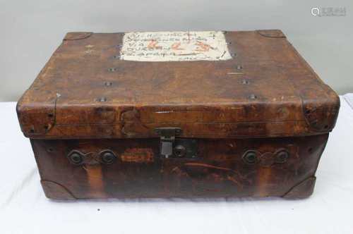 A JOHN POUND & CO. OF LONDON A SOLID LEATHER TRAVELLING CASE, with hessian lined interior, and brass