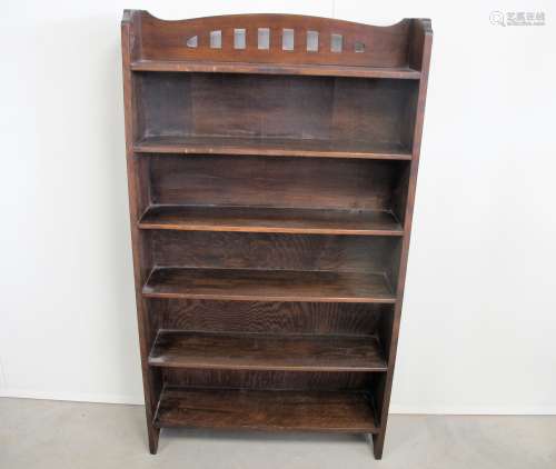 An Arts and Crafts solid oak floor standing bookcase, comprising of six fixed graduated shelfs, 92cm