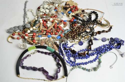A quantity of costume jewellery, to include a thick beadwork necklace with black and green beads,