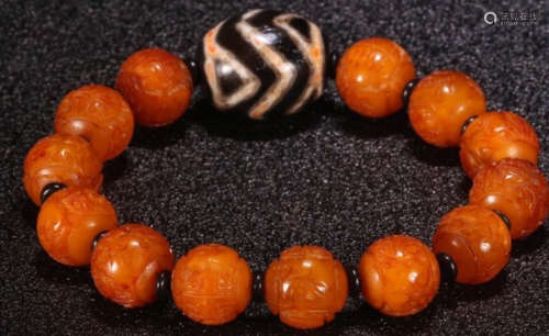 A TIBETAN AMBER STRING BRACELET