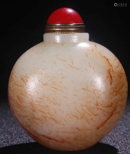 A HETIAN JADE CARVED SNUFF BOTTLE