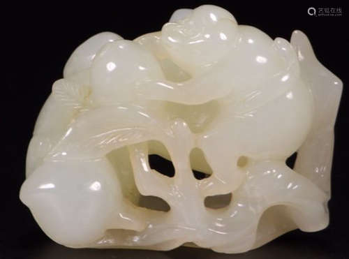 A HETIAN JADE CARVED MONKEY&PEACH PENDANT