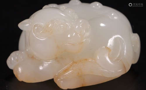 A HETIAN JADE CARVED BEAST SHAPED PENDANT