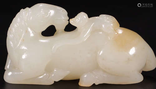 A HETIAN JADE CARVED BEAST SHAPED PENDANT