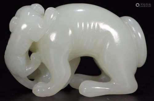 A HETIAN JADE CARVED BEAST SHAPED PENDANT