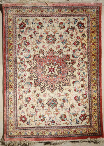 A PERSIA SILK CARPET WITH FLORAL PATTERN