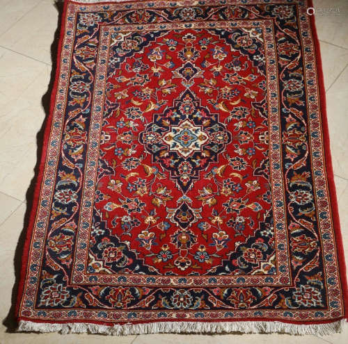 A PERSIA CARPET WITH FLORAL PATTERN