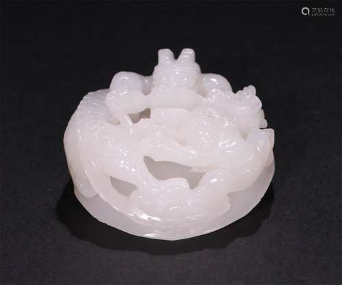 A CHINESE CARVED HETIAN JADE ORNAMENT