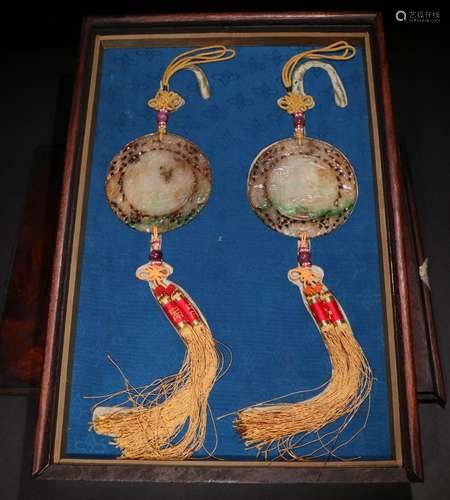 A PAIR OF CHINESE CARVED JADITES PENDANTS