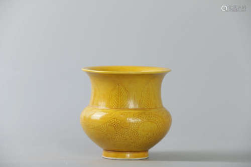 A Chinese Yellow Glazed Drago Pattern Porcelain Vase