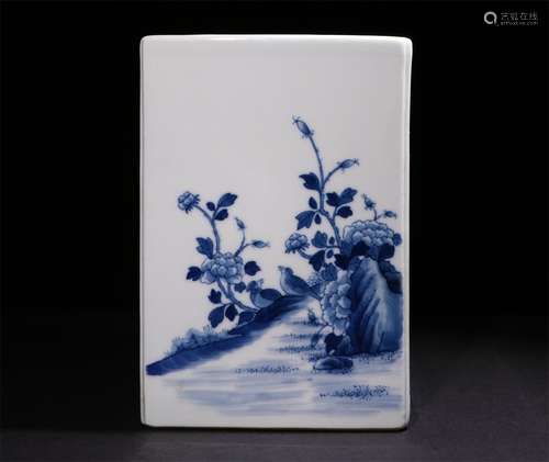 A CHINESE BLUE AND WHITE PORCELAIN BRUSH HOLER