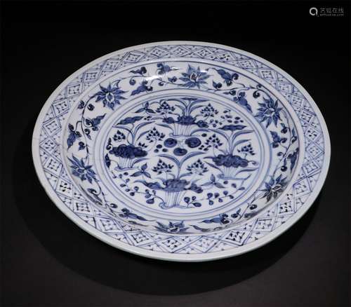 A CHINESE BLUE AND WHITE PORCELAIN PLATE