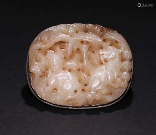 A CHINESE WHITE JADE COVER SILVER BELT BUCKLE
