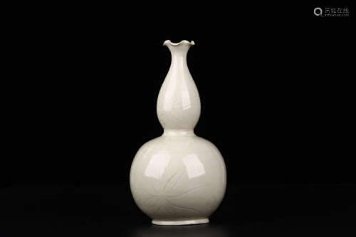 A Chinese Flower Carved Ding Kiln Porcelain Gourd-shaped Vase