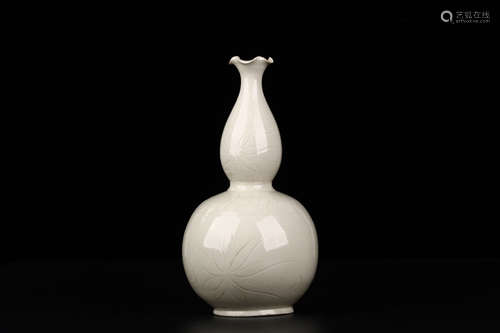 A Chinese Flower Carved Ding Kiln Porcelain Gourd-shaped Vase