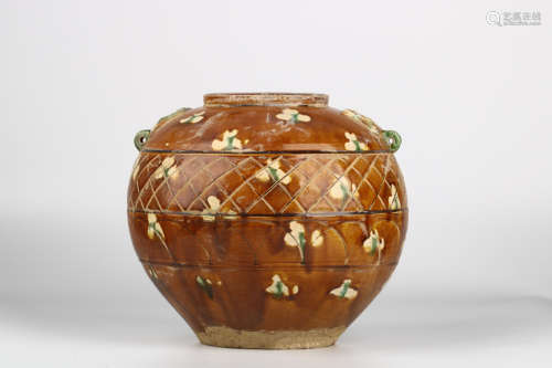 A Chinese Tricolour Porcelain Jar