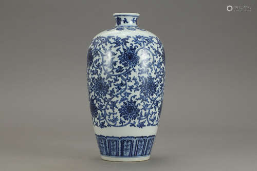 A Chinese Blue and White Floral Porcelain Vase