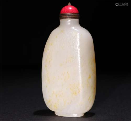 A CHINESE CARVED HETIAN JADE SNUFF BOTTLE
