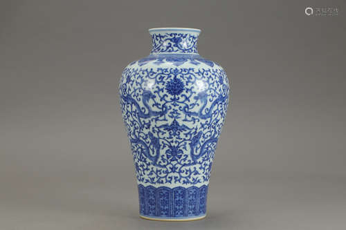 A Chinese Blue and White Dragon Pattern Porcelain Vase