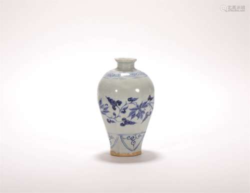 A CHINESE BLUE AND WHITE PORCELAIN BOTTLE