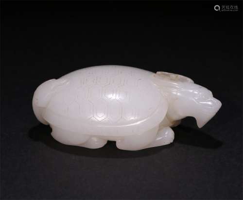 A CHINESE CARVED HETIAN JADE ORNAMENT