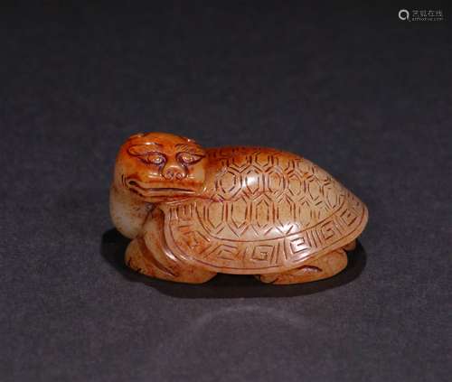 A CHINESE CARVED HETIAN JADE ORNAMENT