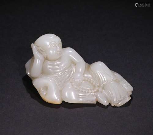 A CHINESE CARVED HETIAN JADE ORNAMENT