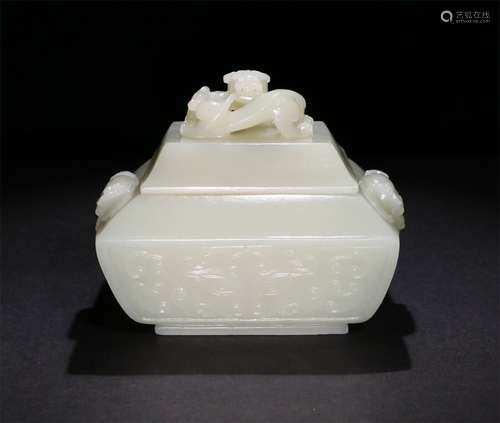 A CHINESE CARVED HETIAN JADE BOX WITH LID