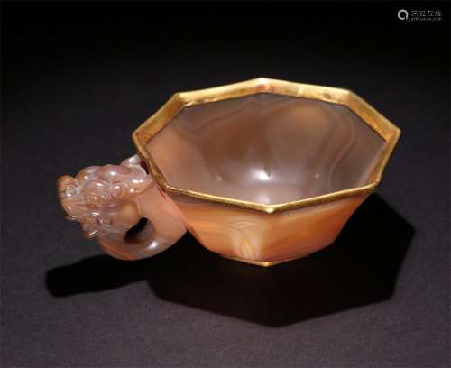 A CHINESE AGATE COVER GOLD CUP