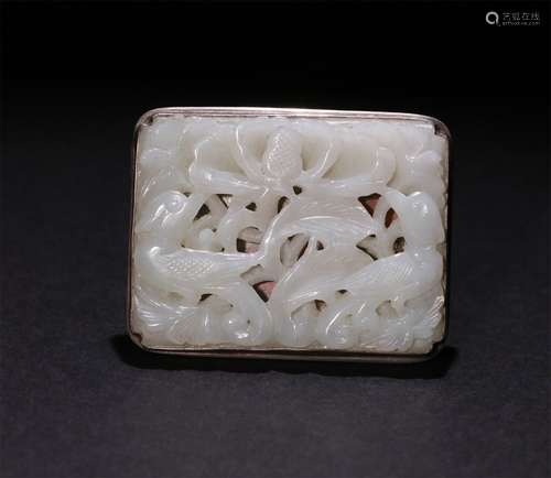 A CHINESE CARVED HETIAN JADE BELT BUCKLE