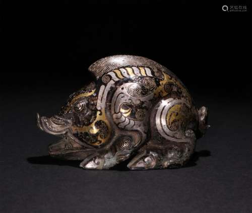 A CHINESE SILVER MIXED GOLD ORNAMENT