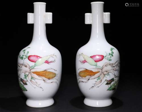 A PAIR OF CHINESE FAMILLE ROSE PORCELAIN BOTTLES