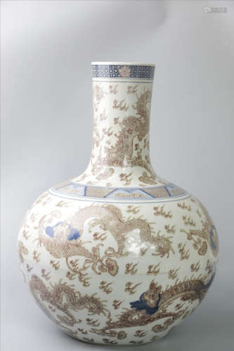 A Chinese Blue and White Dragon Pattern Porcelain Vase
