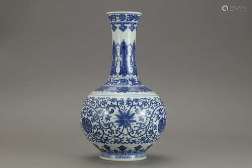 A Chinese Blue and White Floral Porcelain Vase