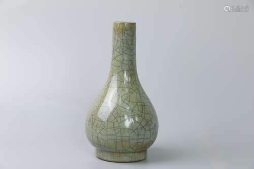 A Chinese Ge Kiln Porcelain Vase