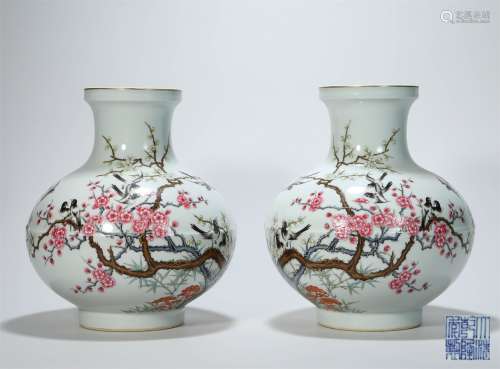 A PAIR OF CHINESE FAMILLE ROSE PORCELAIN BOTTLES