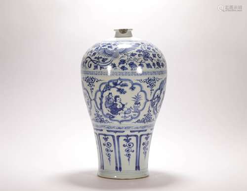 A CHINESE BLUE AND WHITE PORCELAIN BOTTLE