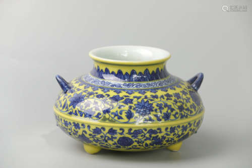 A Chinese Blue and White Yellow Glaze Floral Porcelain Jar