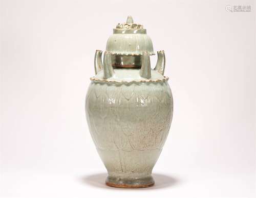 A CHINESE HUTIAN KILN PORCELAIN BOTTLE