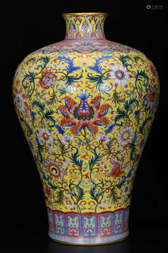 A Chinese Enamel Yellow Floral Porcelain Vase