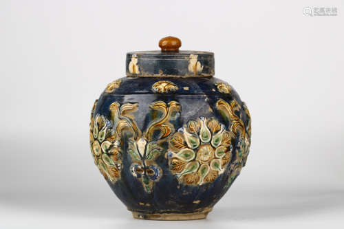 A Chinese Tang tri-color glazed Floral Porcelain Jar