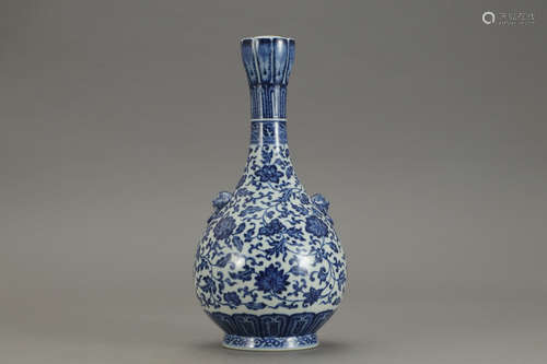 A Chinese Blue and White Floral Porcelain Vase