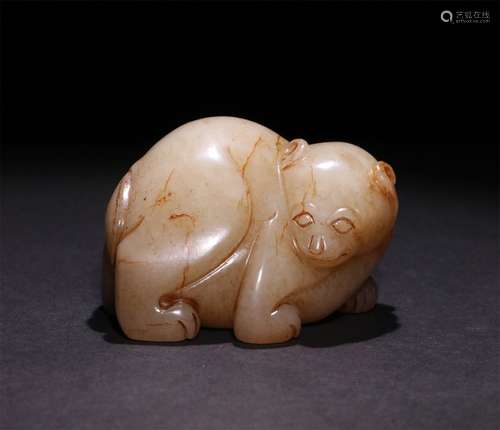 A CHINESE CARVED HETIAN JADE ORNAMENT